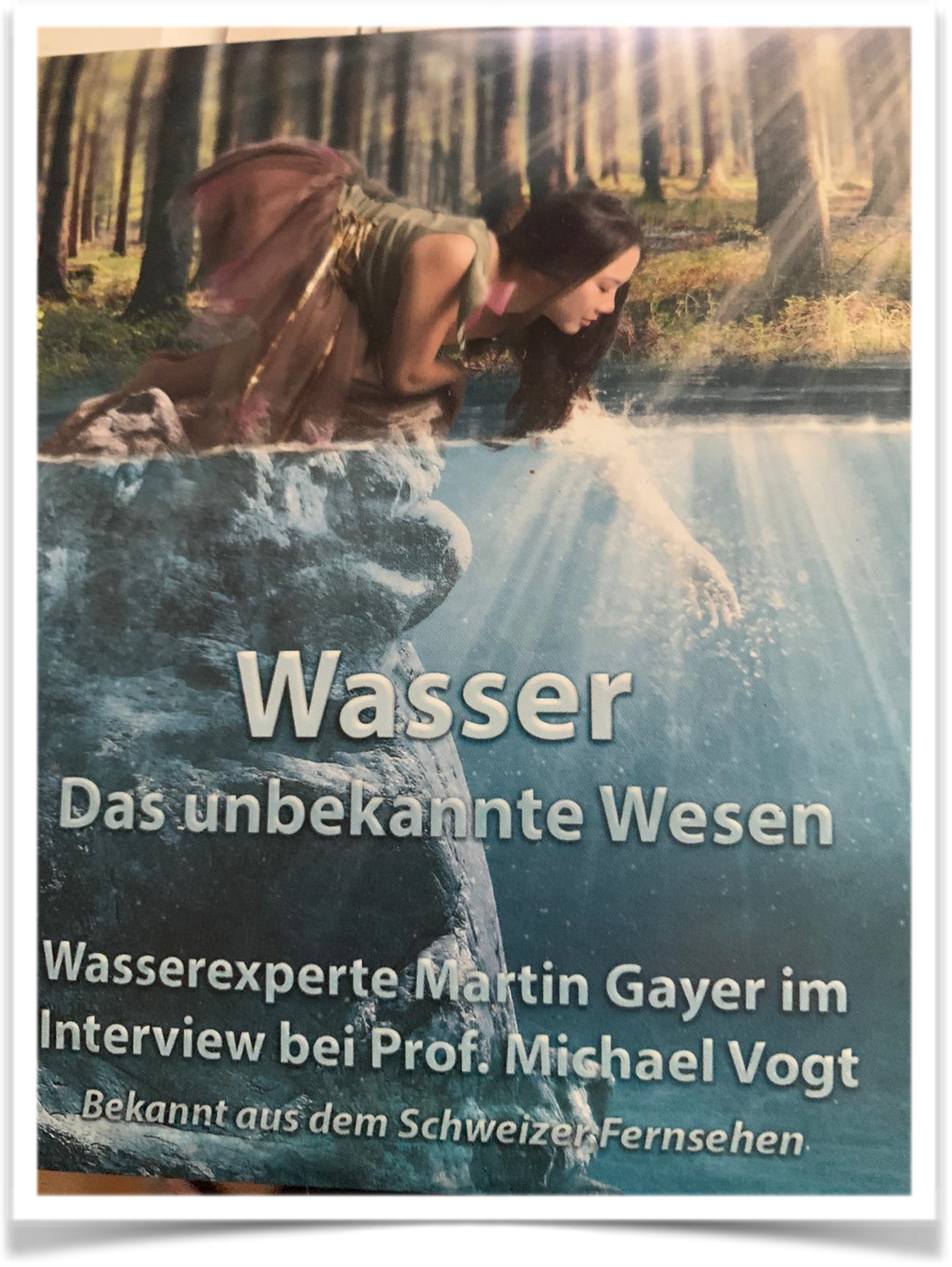 ein Poster mit einer Frau , die im Wasser schwimmt .