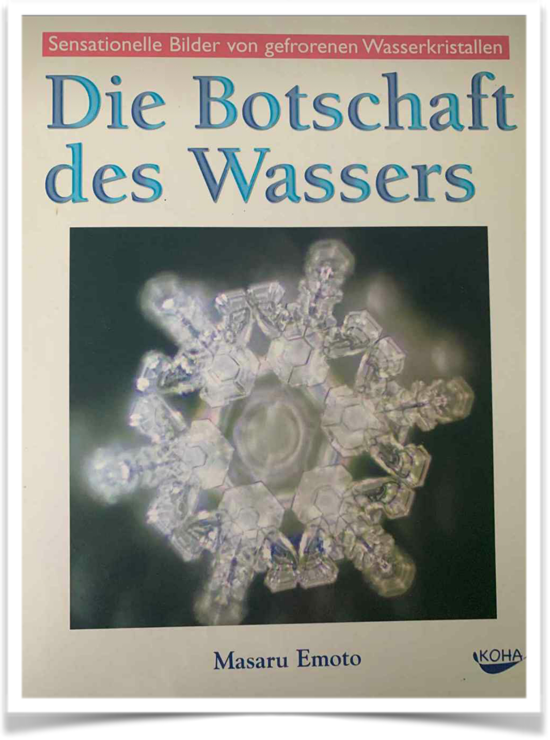ein Buch mit einem Bild eines Wasserkristalls auf der Titelseite
