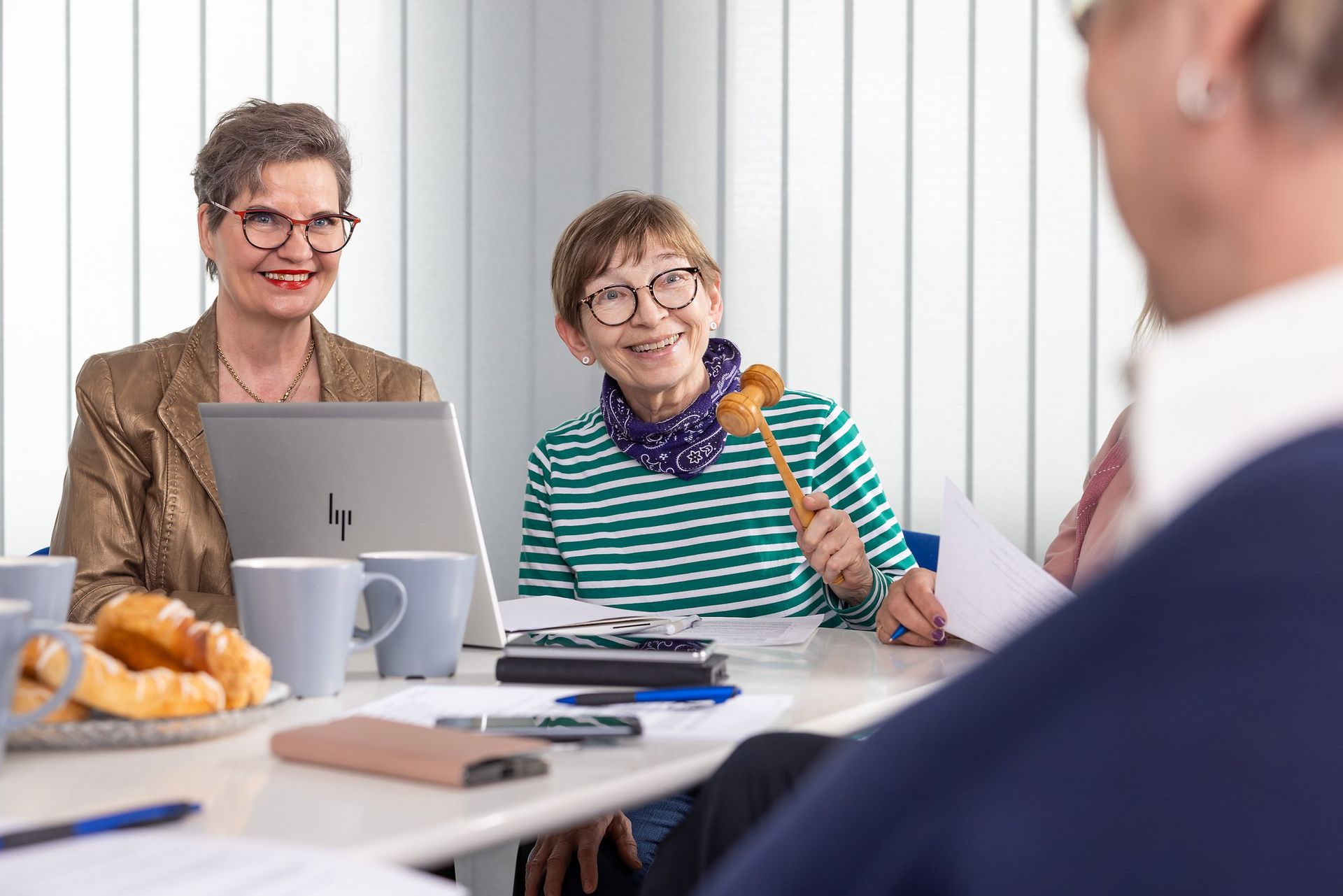 Taloyhtiön hallitus hymyssä suin tekemässä päätöksiä