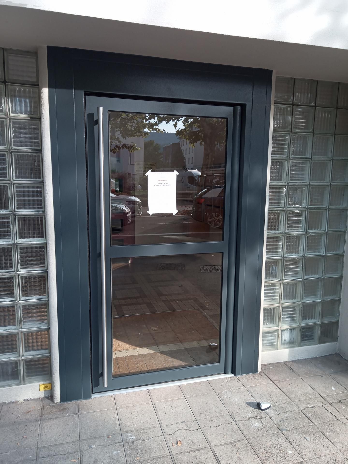 Porte vitrée métallique