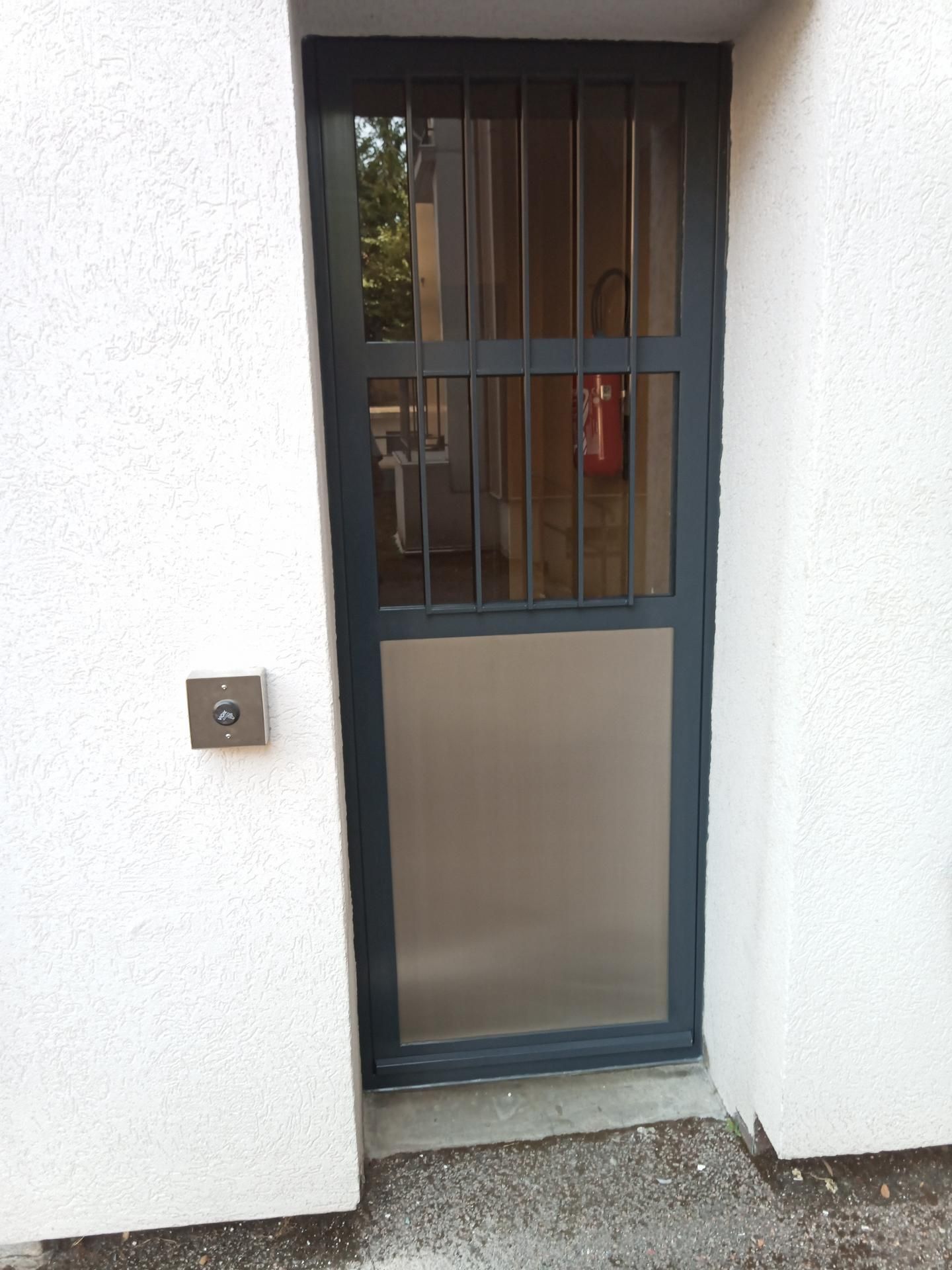 Porte métallique avec des barreaux