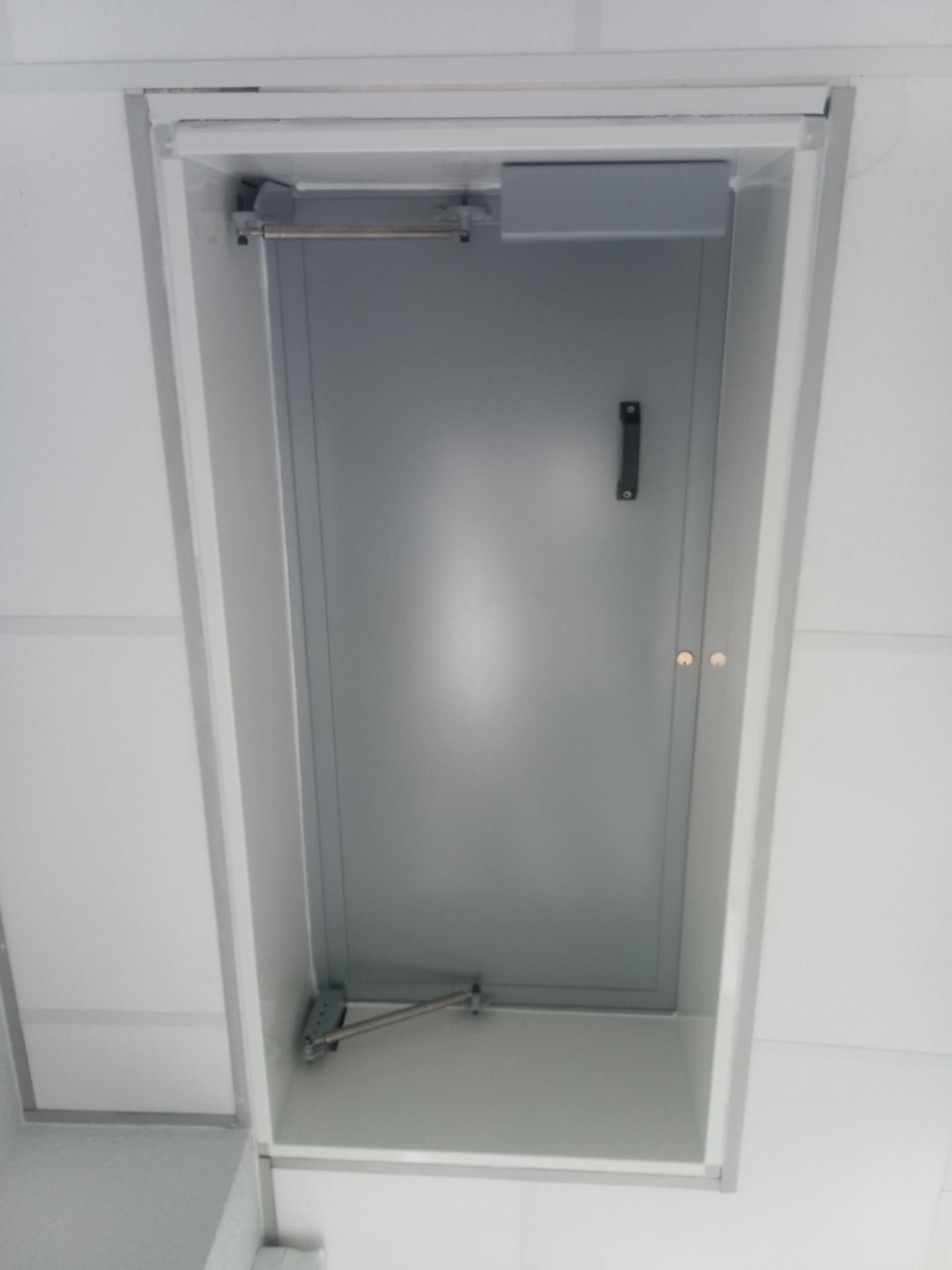 Porte avec un  système de fermeture automatique