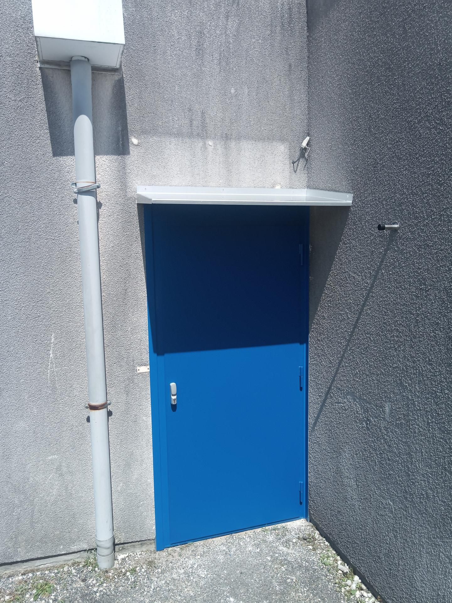 Porte avec une serrure magnétique