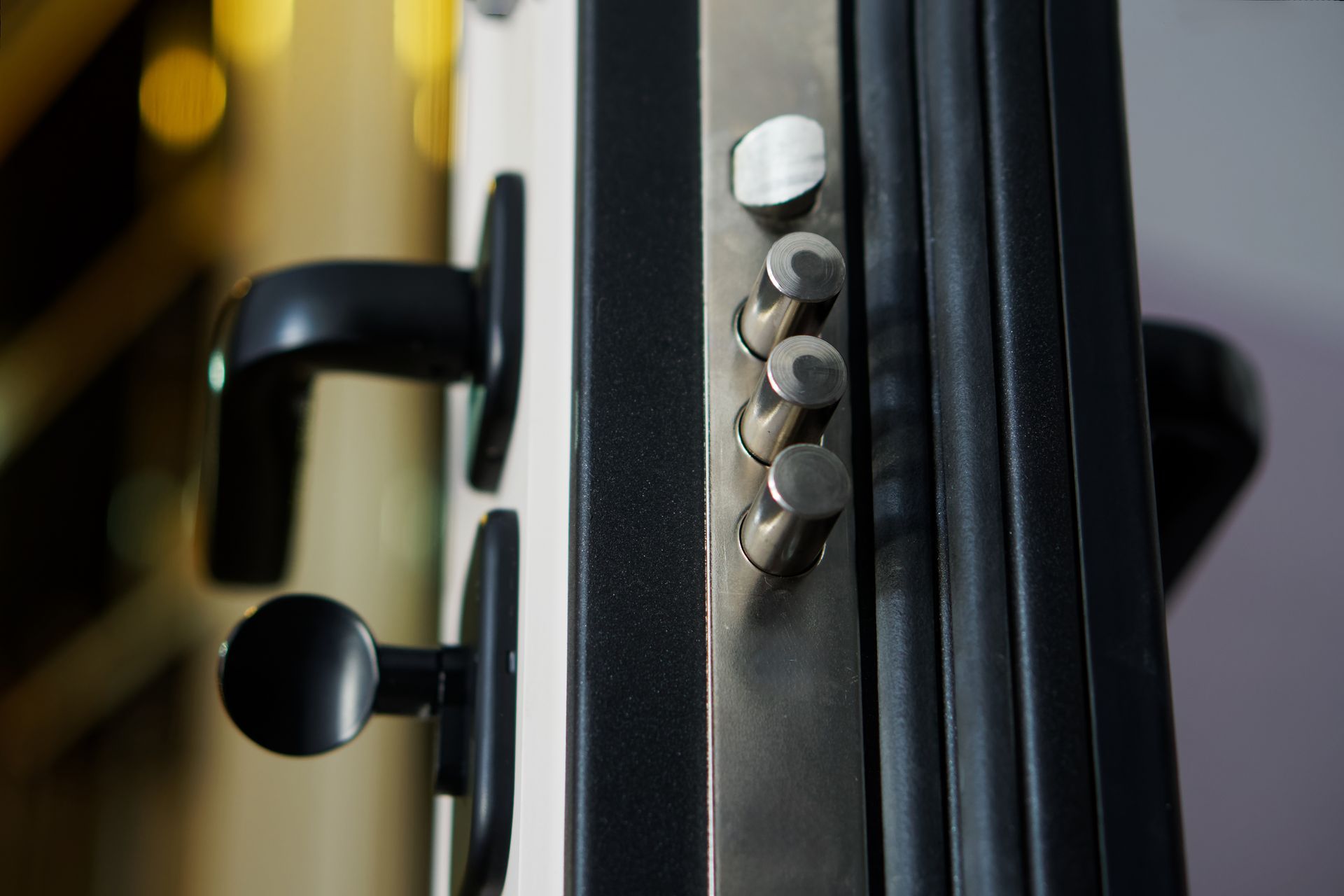 Gros plan sur la poignée et la serrure d'une porte