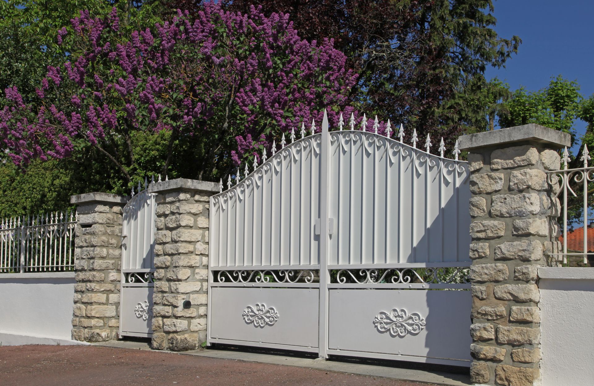 Portail en aluminium devant une maison