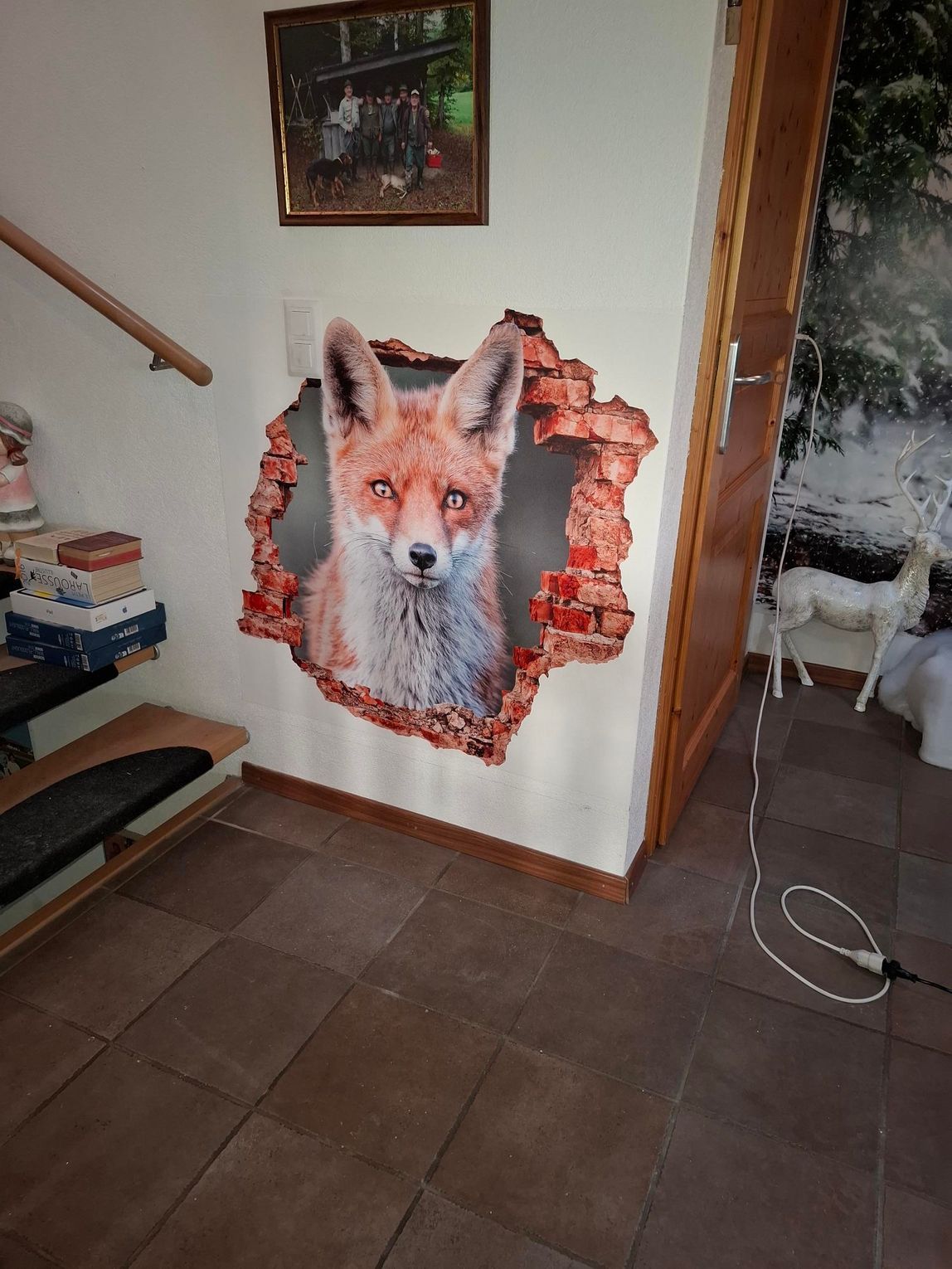 Des nuanciers de couleurs, des pinceaux, des plans de construction et des pots de peinture