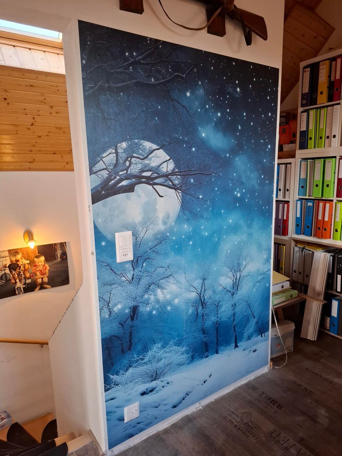 Fresque murale représentant une scène de nuit d'hiver : lune, arbres, neige et ciel étoilé dans des tons bleus.
