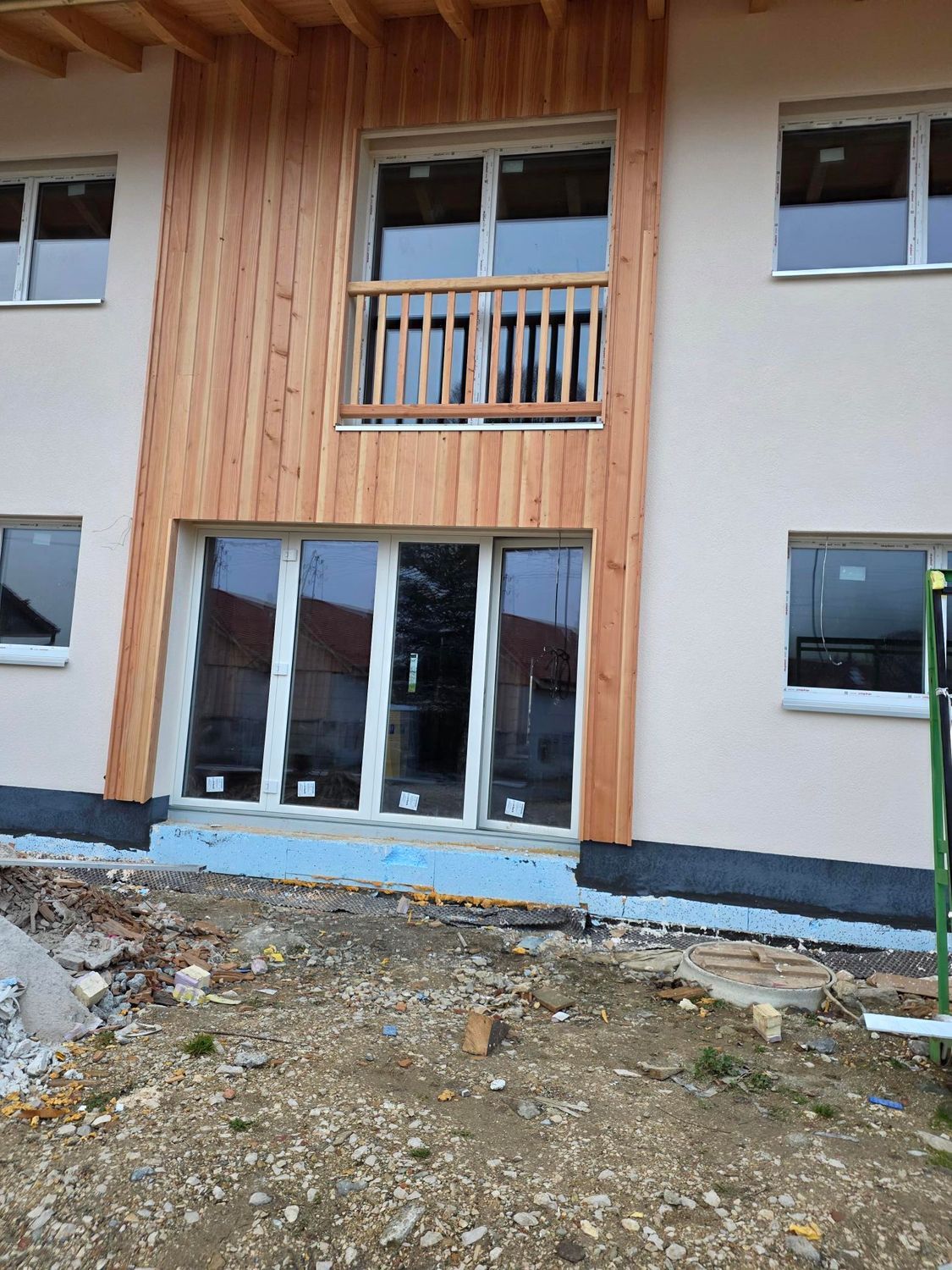 une façade en train d'être isolée avec un échafaudage.