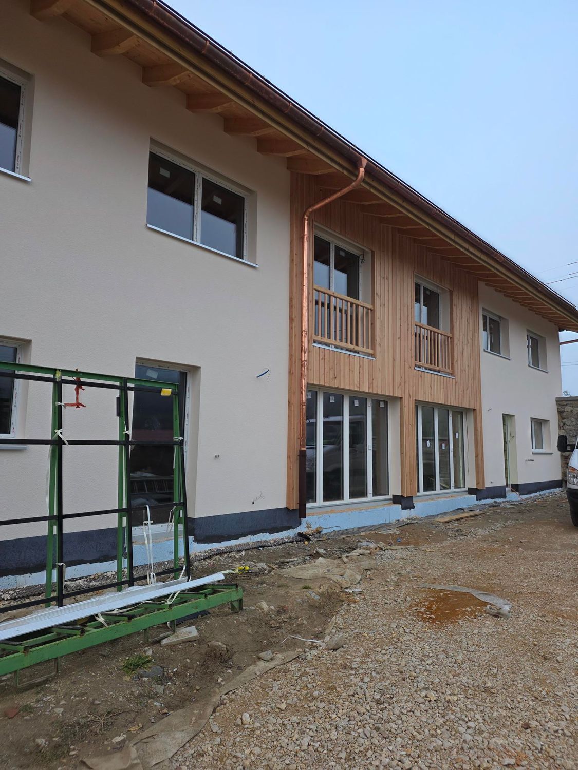 Un bâtiment en construction avec un échafaudage sur le côté.