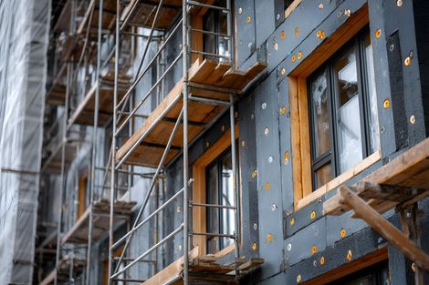 Un bâtiment en construction avec un échafaudage sur le côté.