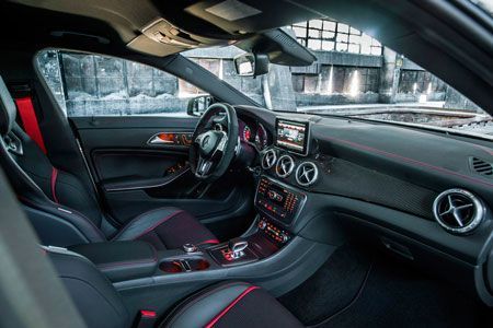Se muestra el interior de un Mercedes Benz CLA 45 AMG.