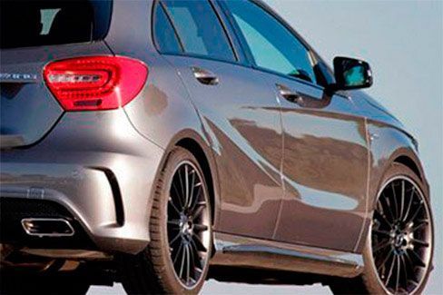 Un Mercedes Benz Clase A hatchback está estacionado al costado de la carretera.