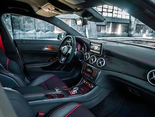 Se muestra el interior de un Mercedes Benz CLA 45 AMG.