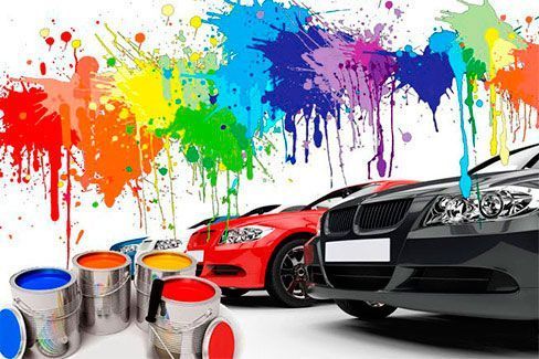 Una fila de coches están siendo pintados en diferentes colores.