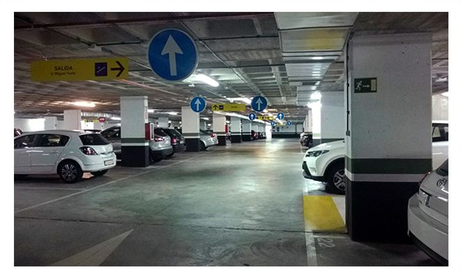 Hay muchos coches aparcados en un aparcamiento.
