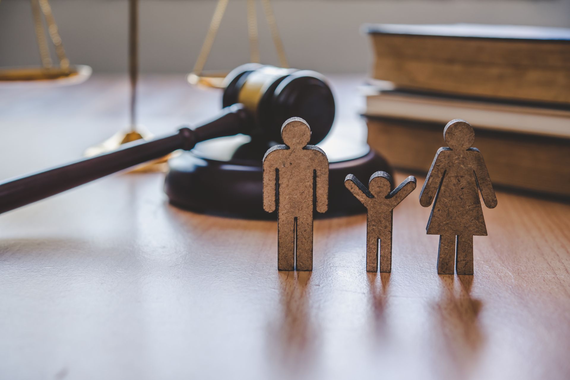 Des figurines en bois : mère, père et enfant