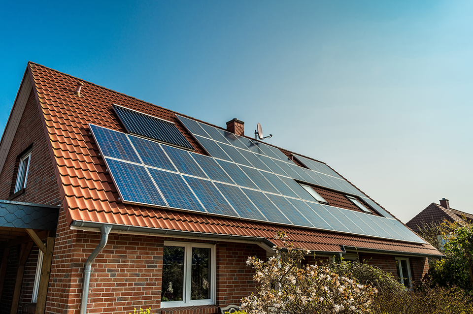 Panneaux photovoltaïques sur le toit d'une maison