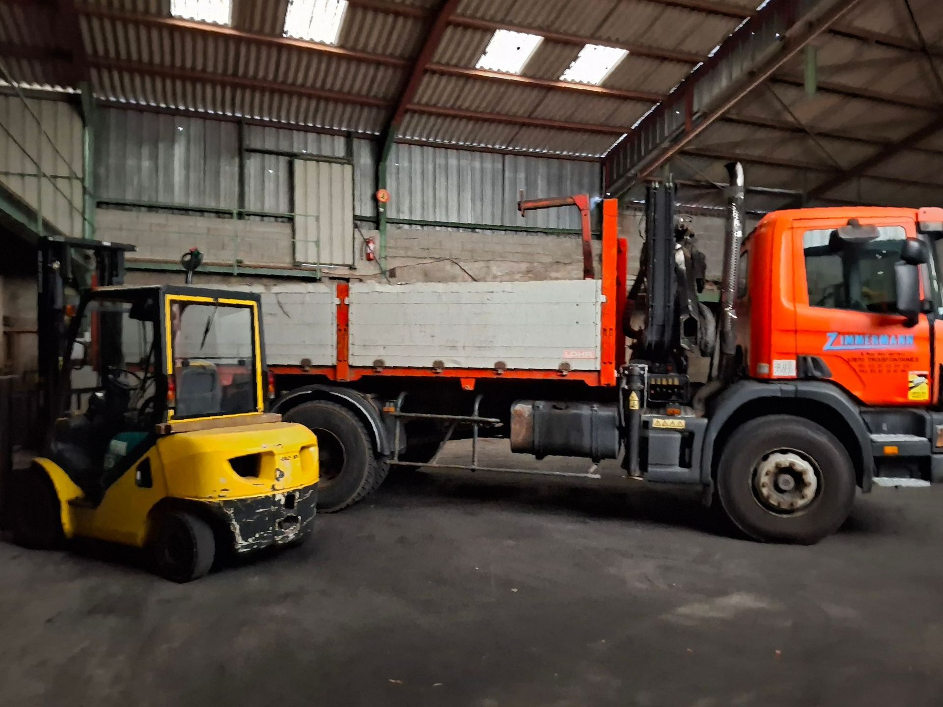 Un camion orange et gris
