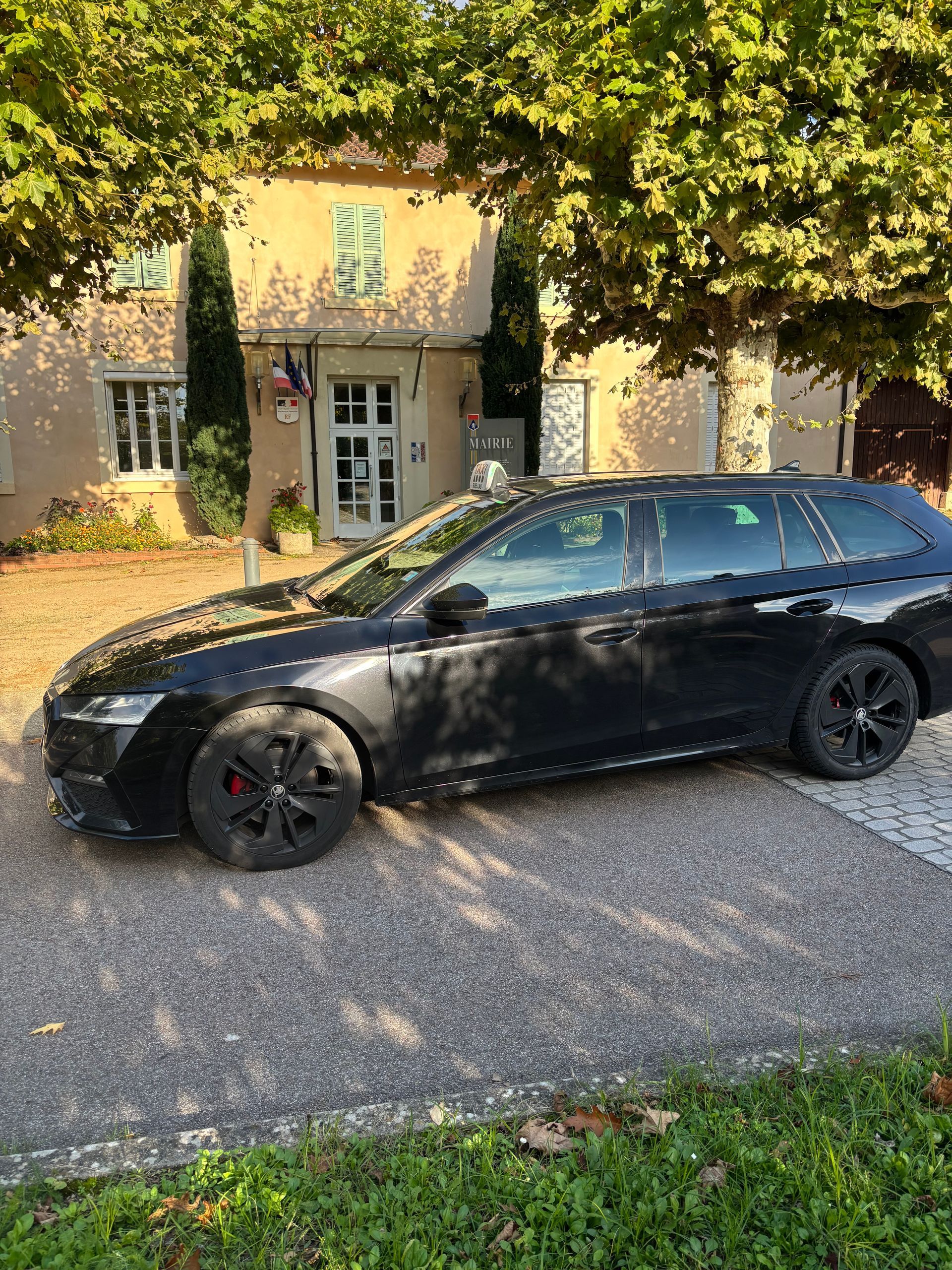 Photo de quelqu'un qui conduit une voiture