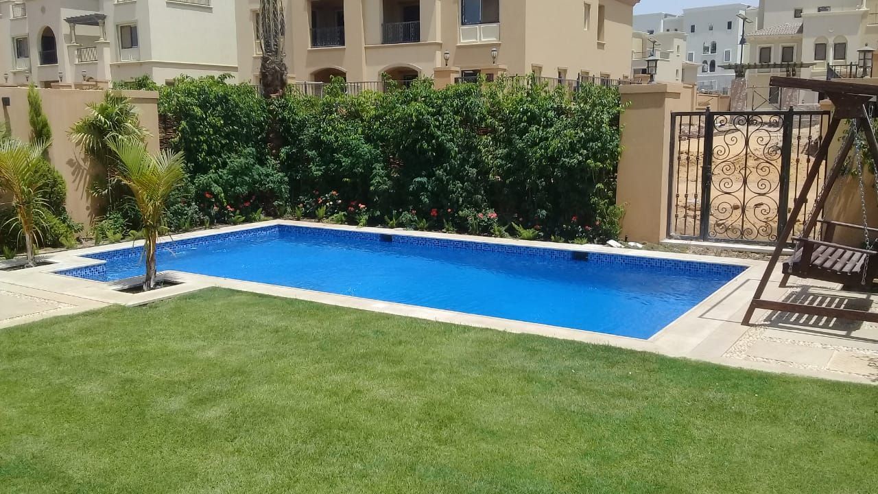 حمام سباحة خرسانة بتصميم عصري في فيلا سكنية