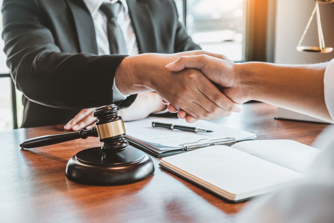 Avocat serrant la main d'une cliente