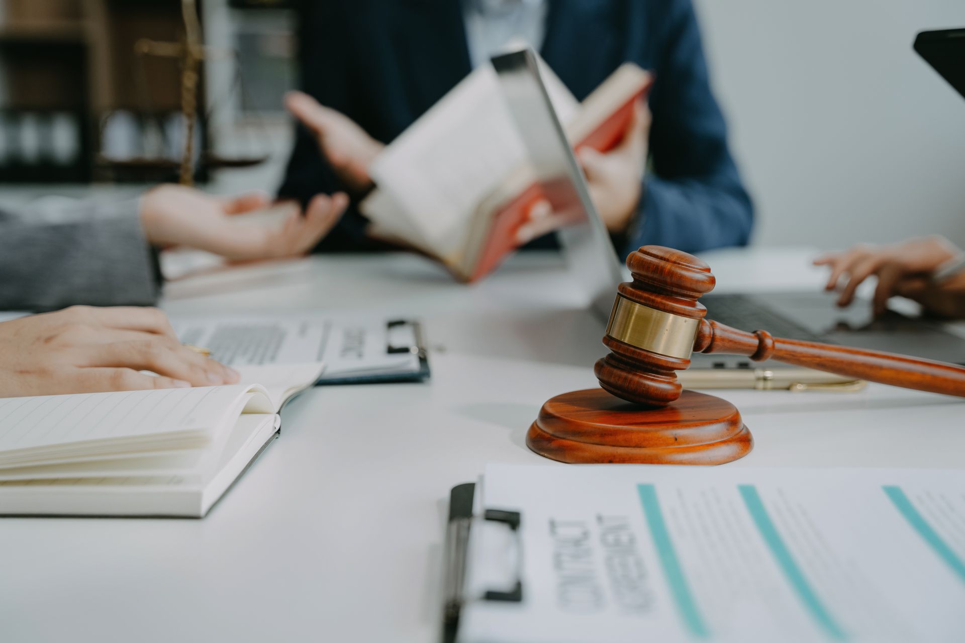 Rendez-vous entre personnes avec un maillet de justice posé sur la table