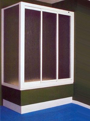 Una cabina de ducha con puertas corredizas de vidrio en un baño.