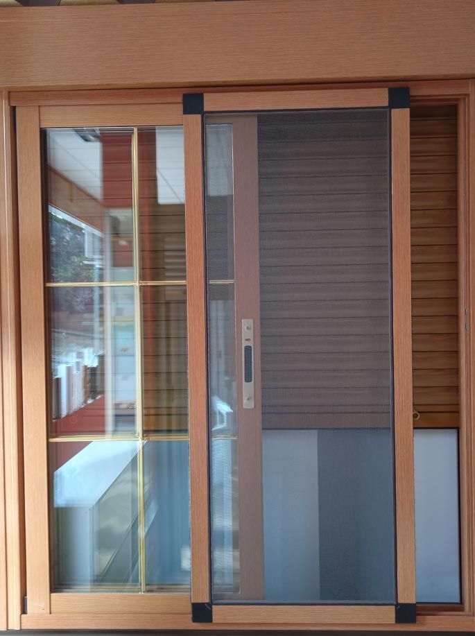 Una puerta corrediza de vidrio con una mosquitera.