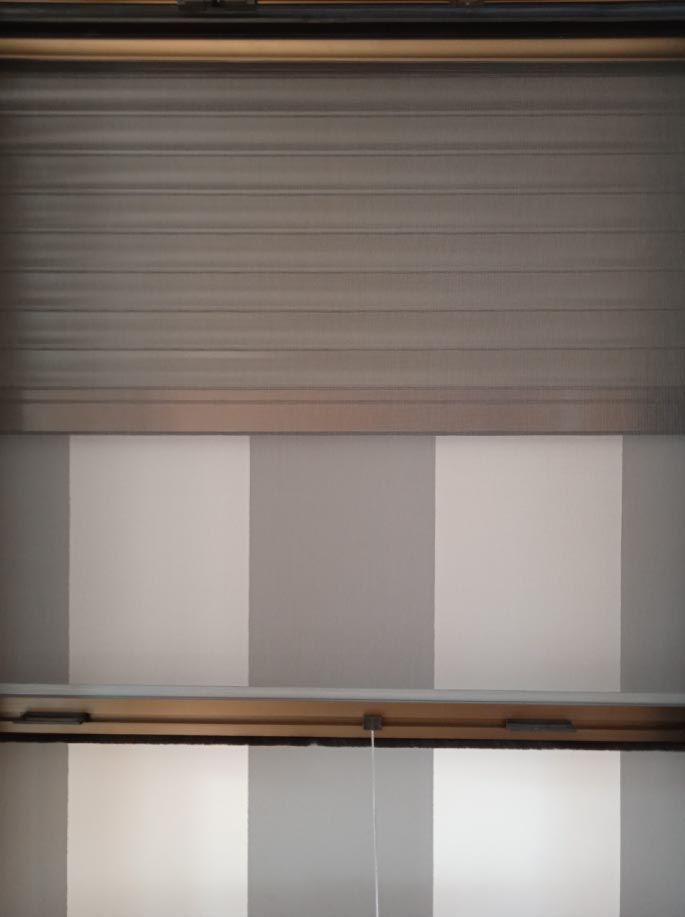 Un primer plano de una ventana con una persiana.