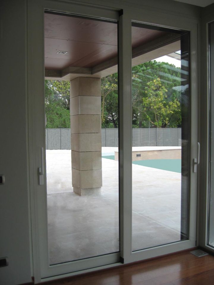 Una habitación con una puerta corrediza de vidrio que conduce a una piscina.