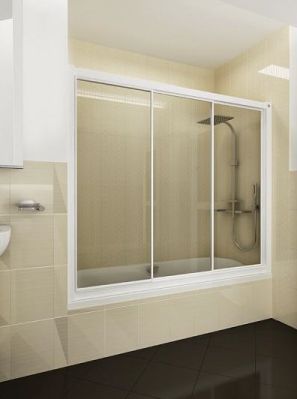 Un baño con una puerta de ducha corrediza de cristal.