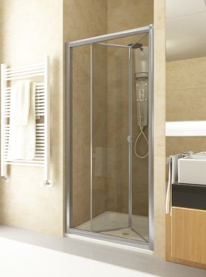 Un baño con una puerta de ducha corrediza de cristal.