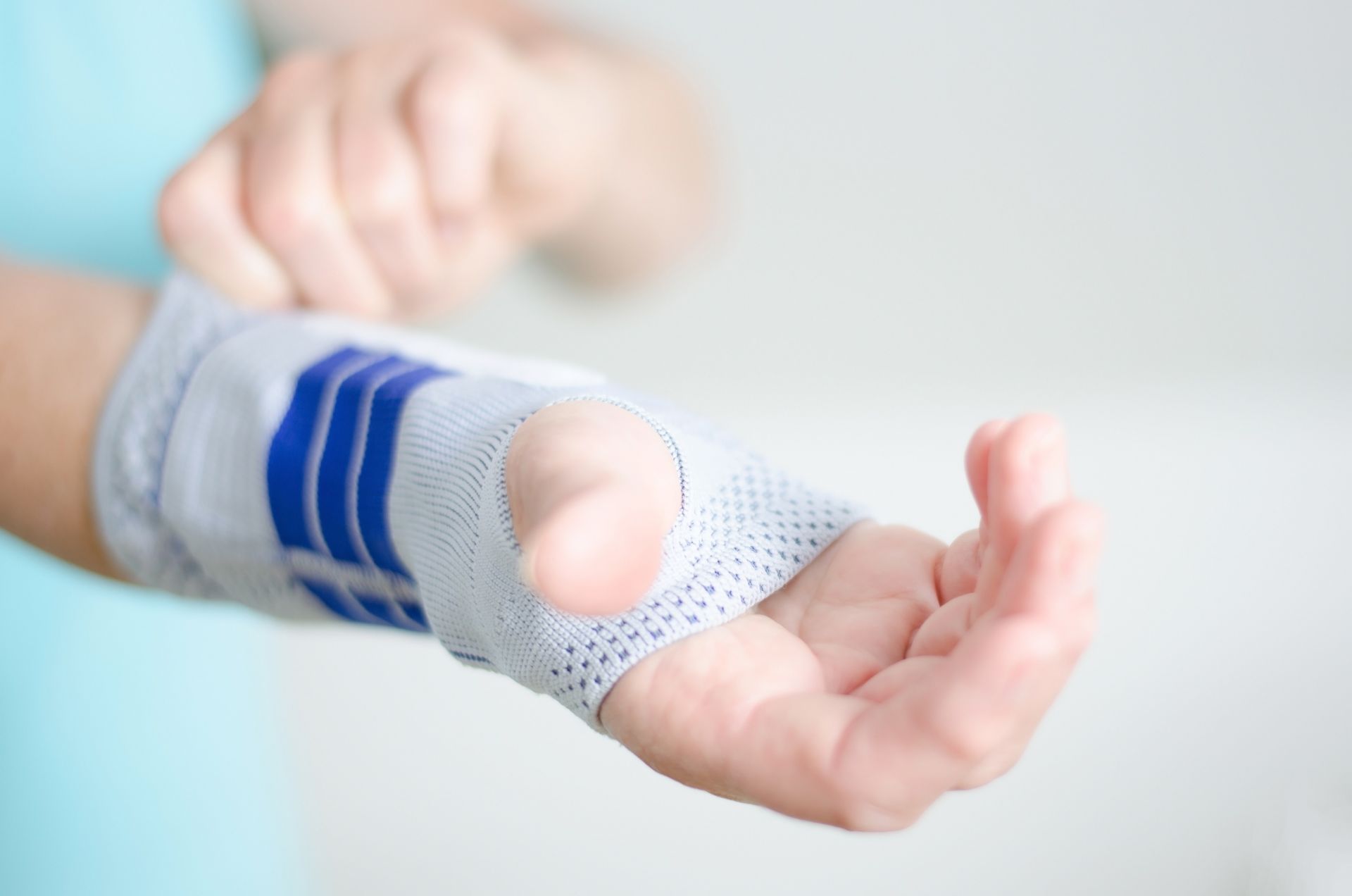 Premier plan d'une orthèse de maintien du poignet blanche