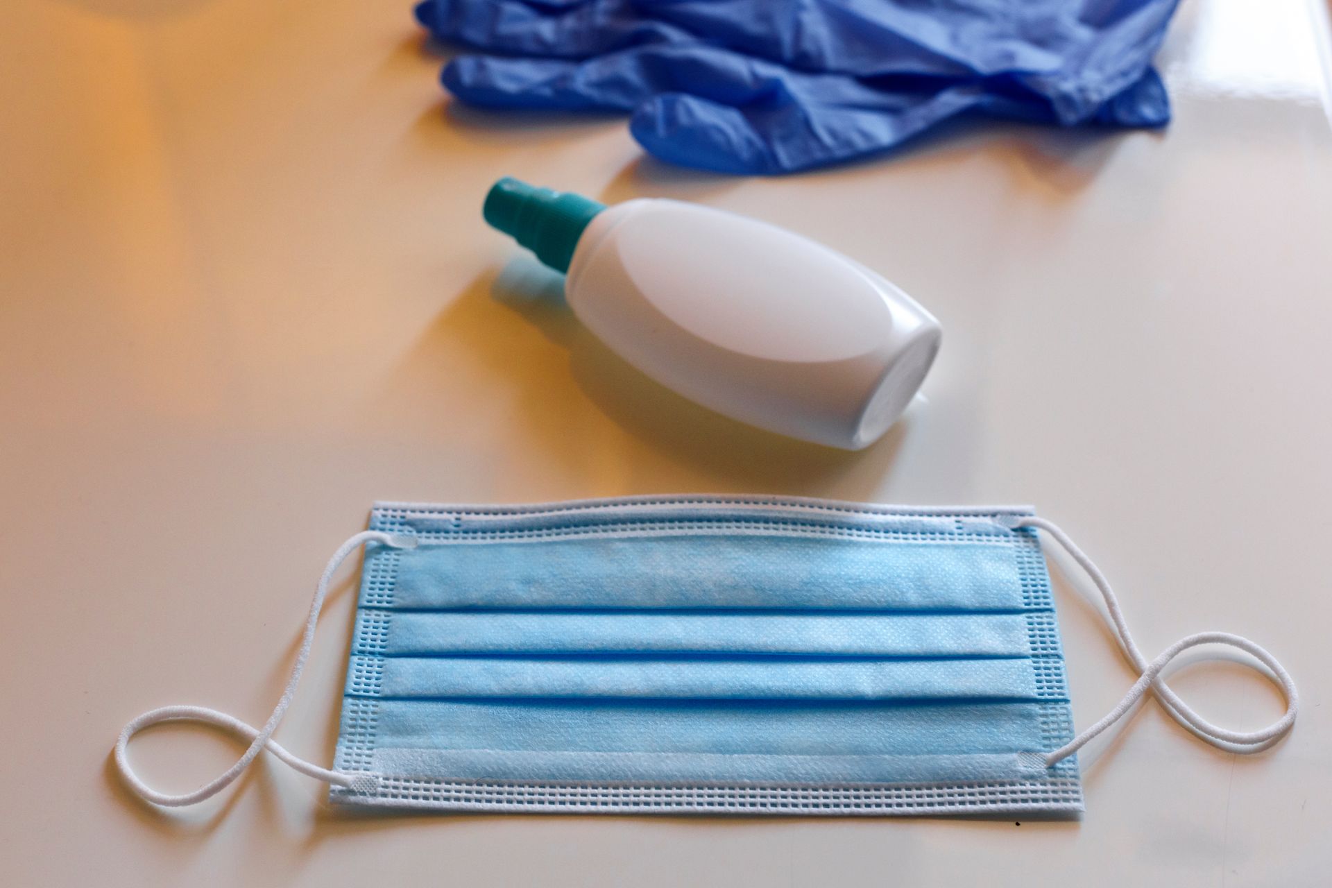 Produit et masque sur une table propre