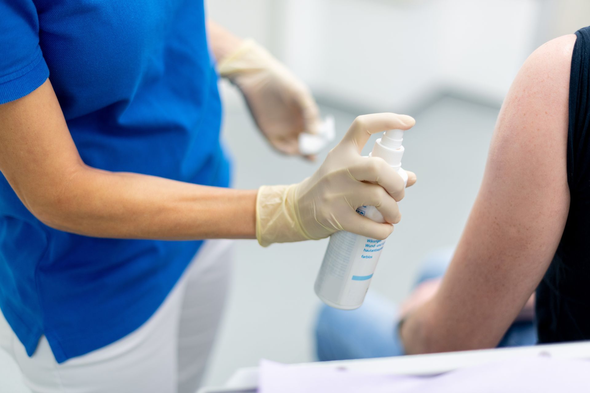 Liquide désinfectant appliqué sur un patient