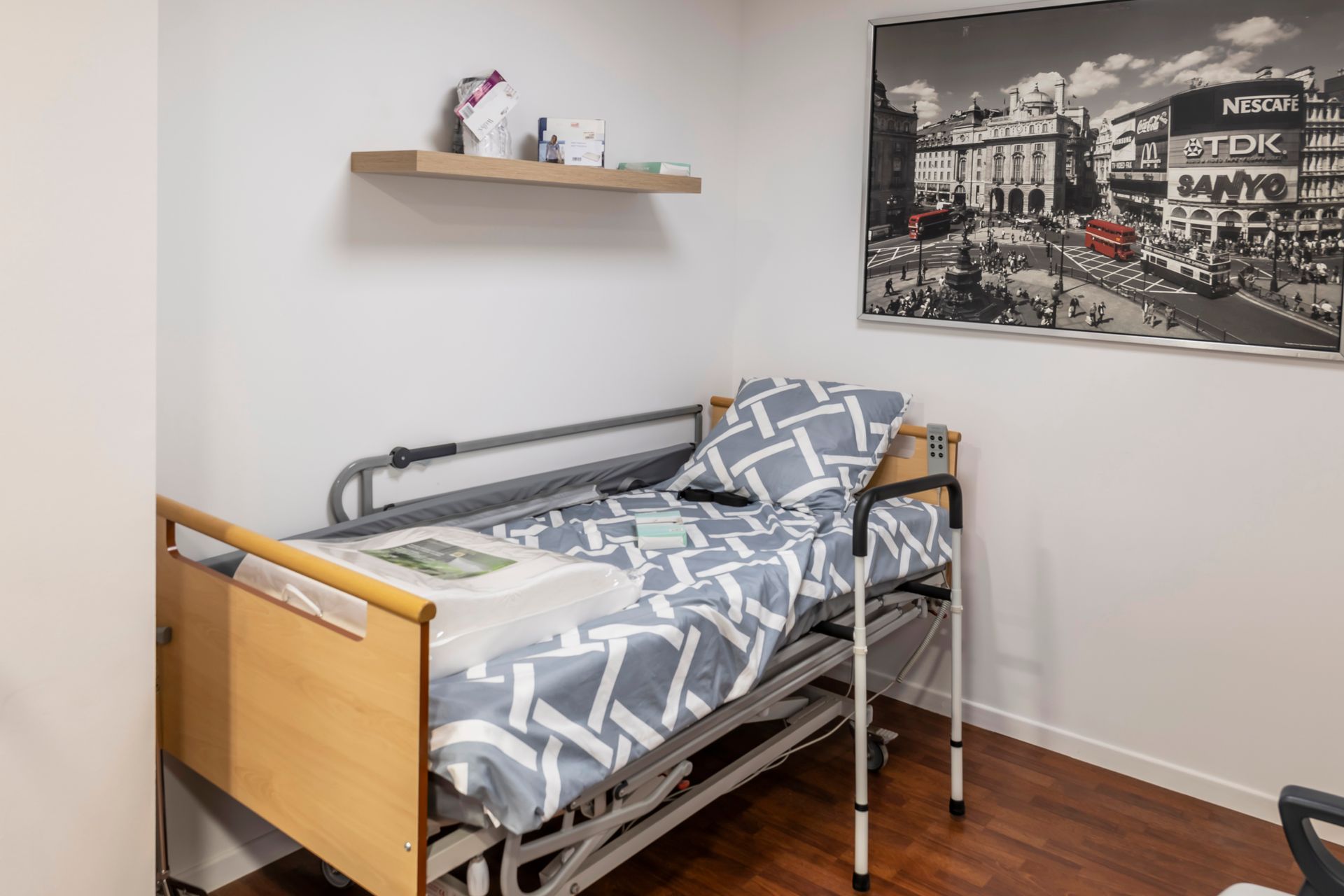 Gros plan sur la roue d'une chaise roulante