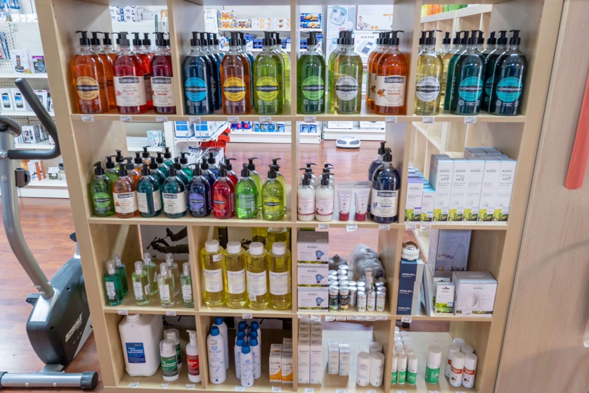 Produits de soin sur une étagère