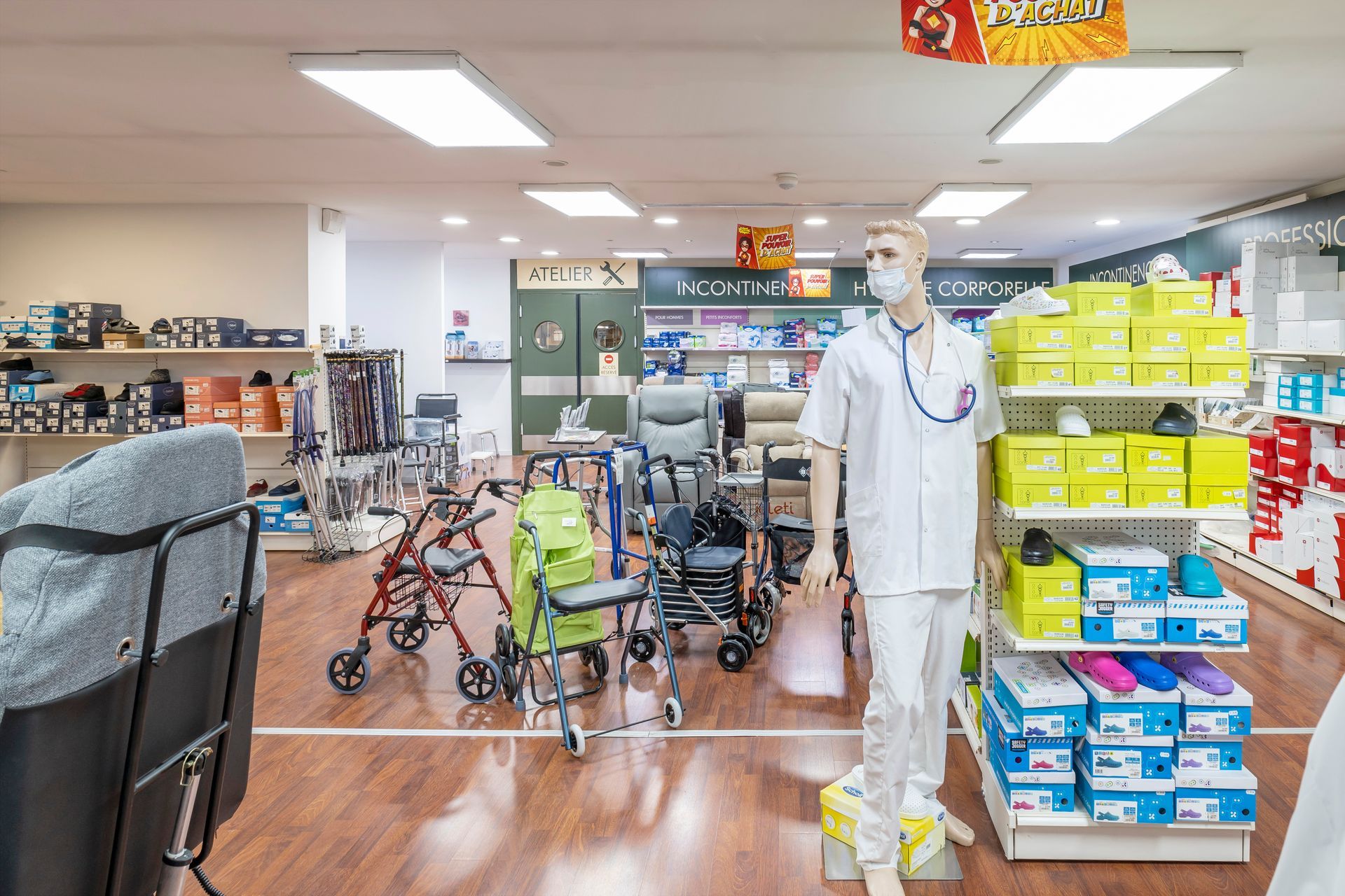 Déambulateurs d'exposition en magasin