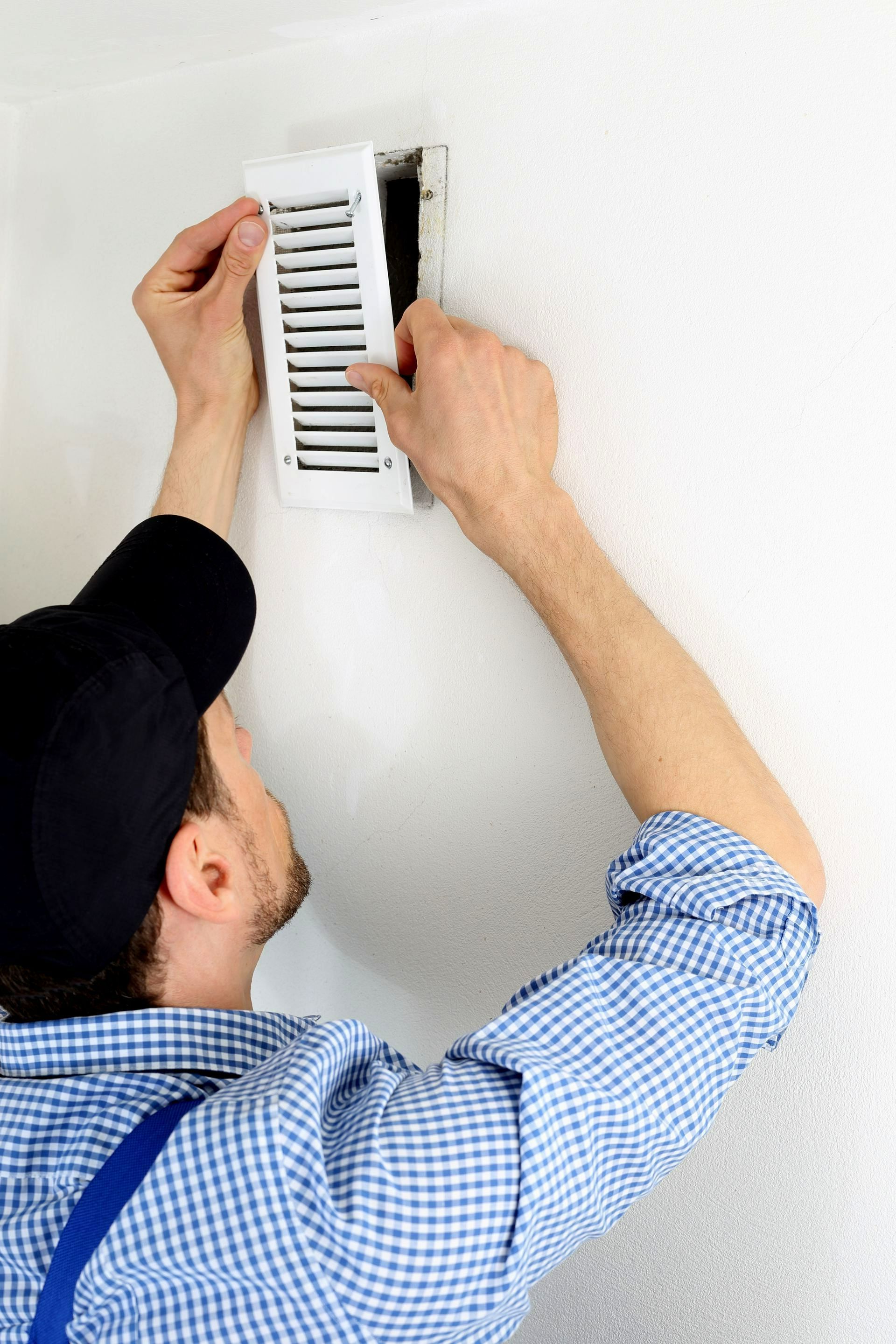 Un artisan installe une VMC