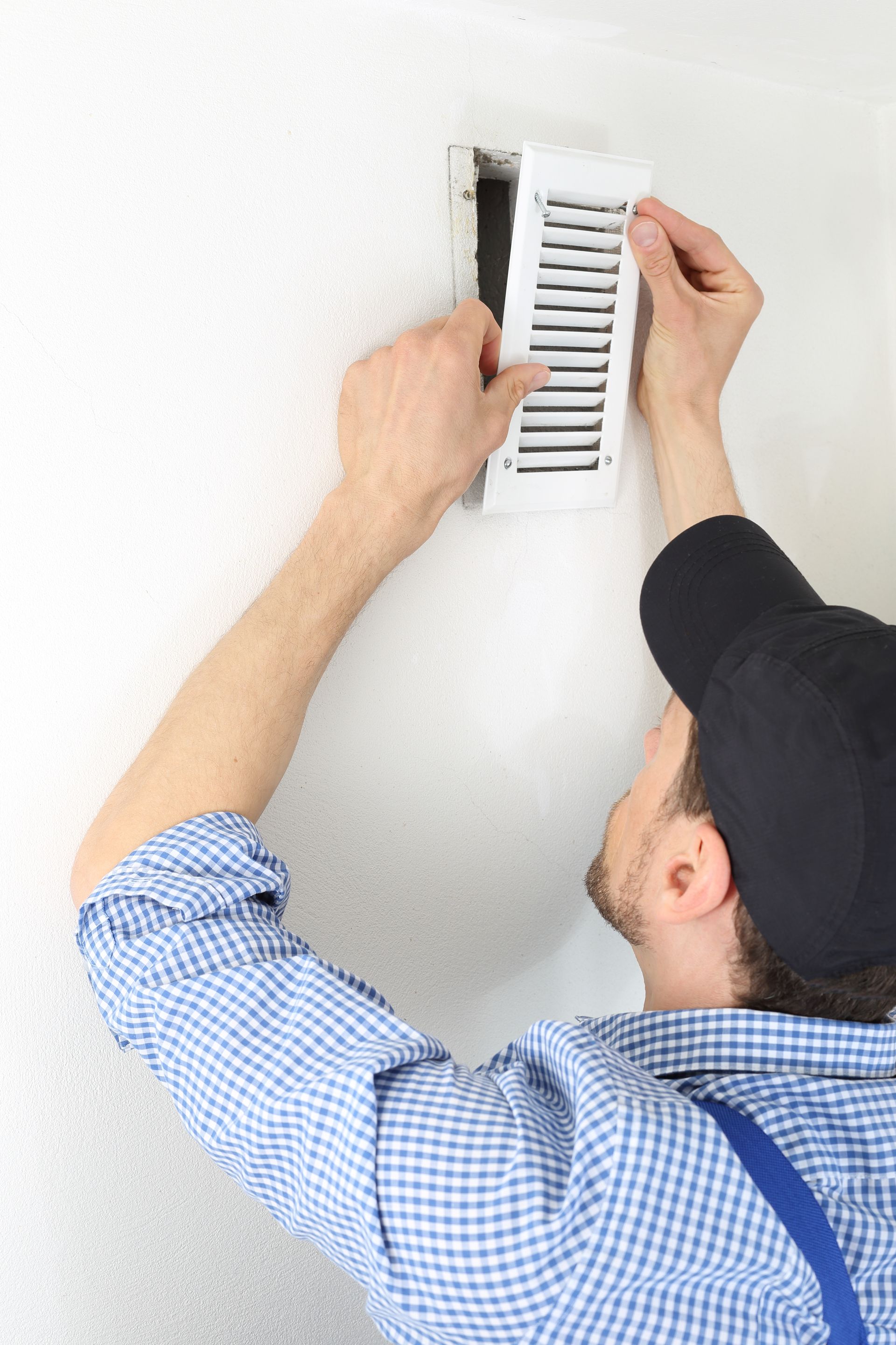 Un homme installe une VMC