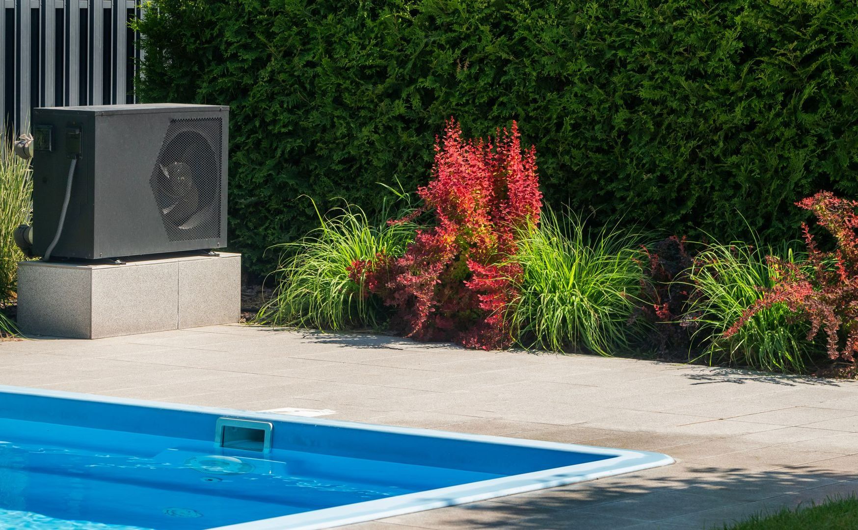 Une pompe à chaleur et une piscine