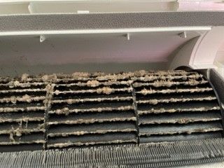 Trois pompes à chaleur à l'extérieur