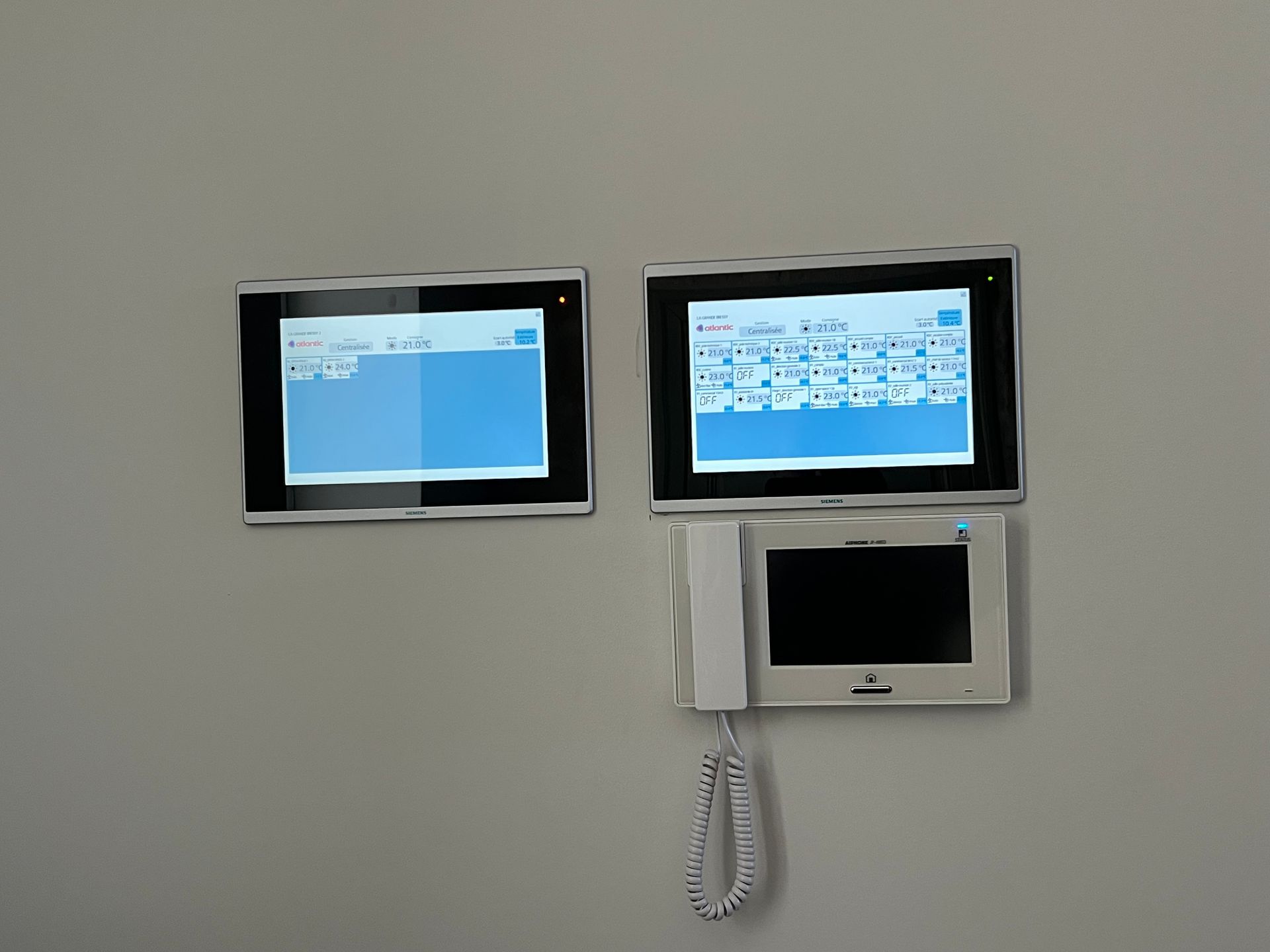 Deux écrans de télécommunication