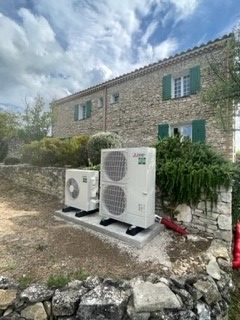 Trois pompes à chaleur à l'extérieur