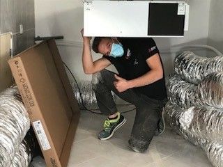 Un chauffagiste et une VMC