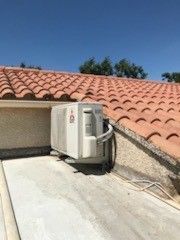 Pompe à chaleur sur un balcon