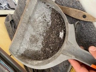 De la poussière dans une pelle à poussière