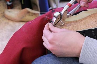bei der Herstellung eines Schuhes