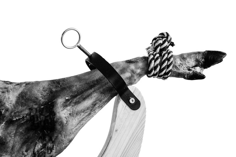Una fotografía en blanco y negro de un trozo de carne con una cuerda alrededor.