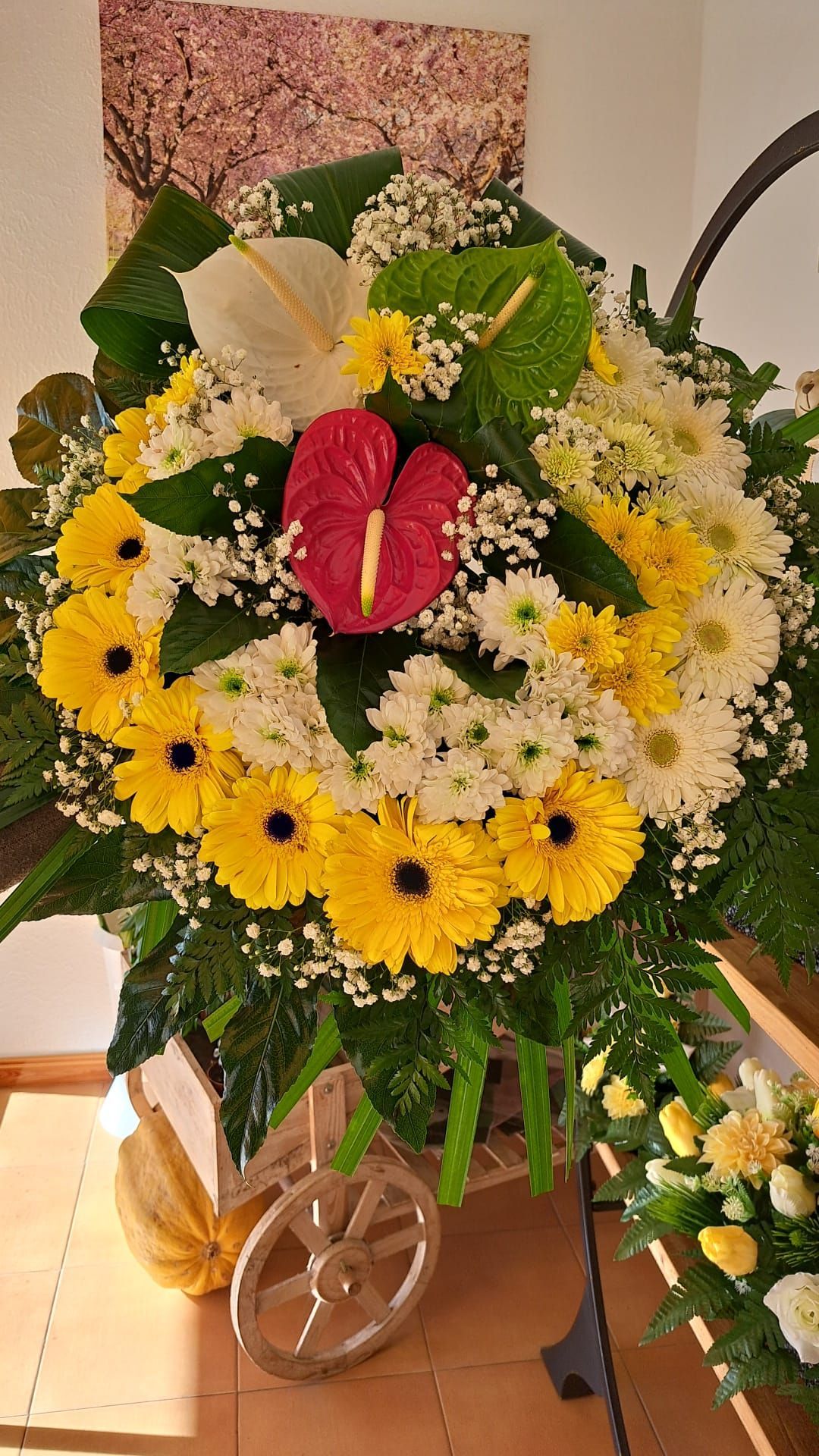 arranjos florais personalizados para cerimónias fúnebres, homenagens e datas comemorativas.